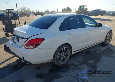 2017 Mercedes-Benz C 300 z USA, uszkodzony, nr VIN 55SWF4JB1HU179161